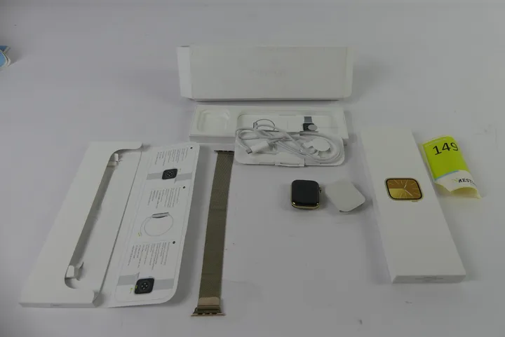Apple Watch Series 9, 45mm, Gold Stainless Steel, Gold Milanese Loop, Cellular Modellnummer: A2984